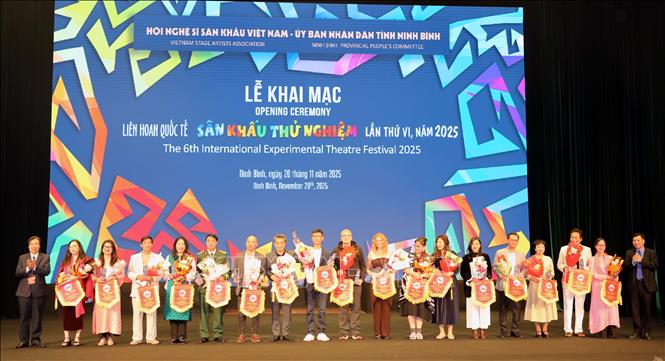 Ban tổ chức tặng hoa, trao cờ lưu niệm cho các đoàn tham gia liên hoan. Ảnh: Đại Nghĩa - TTXVN