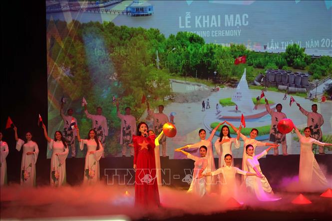 Các nghệ sĩ, diễn viên Nhà Hát Nghệ thuật truyền thống tỉnh Ninh Bình biểu diễn tại liên hoan. Ảnh: Đại Nghĩa - TTXVN