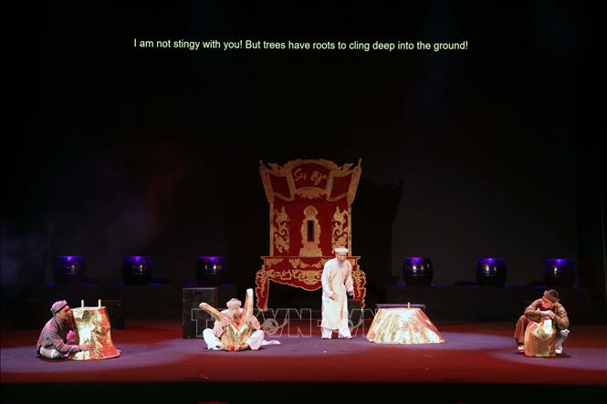 Phần dự thi của đơn vị Nhà hát Nghệ thuật truyền thống tỉnh Ninh Bình với vở diễn “Các cụ gánh còng lưng”. Ảnh: Đại Nghĩa - TTXVN