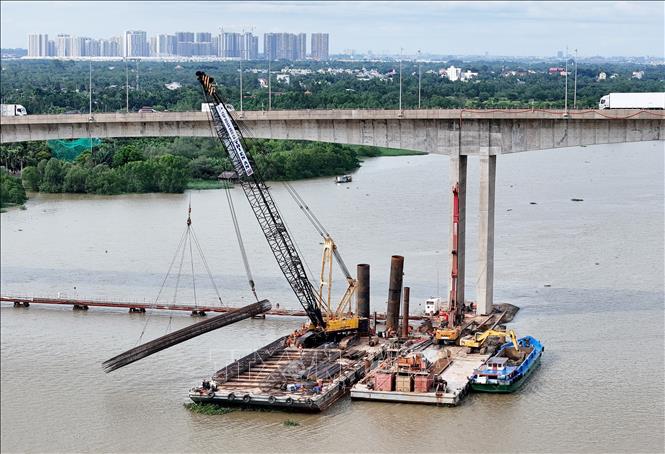 Công trường thi công dự án mở rộng cao tốc Thành phố Hồ Chí Minh - Long Thành trên sông Đồng Nai. Ảnh: Hồng Đạt - TTXVN