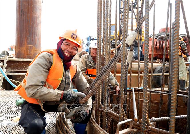 Công nhân thi công dự án mở rộng cao tốc Thành phố Hồ Chí Minh - Long Thành. Ảnh: Hồng Đạt - TTXVN