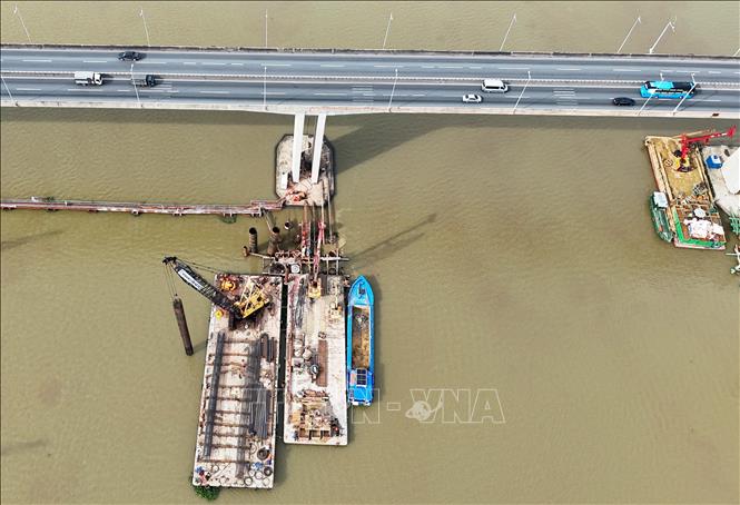 Nhiều mũi khoan cọc, đổ bê tông móng trụ được triển khai giữa lòng sông Đồng Nai. Đây là bước kỹ thuật đầu tiên của hạng mục mở rộng cầu từ 4 lên 8 làn xe. Ảnh: Hồng Đạt - TTXVN