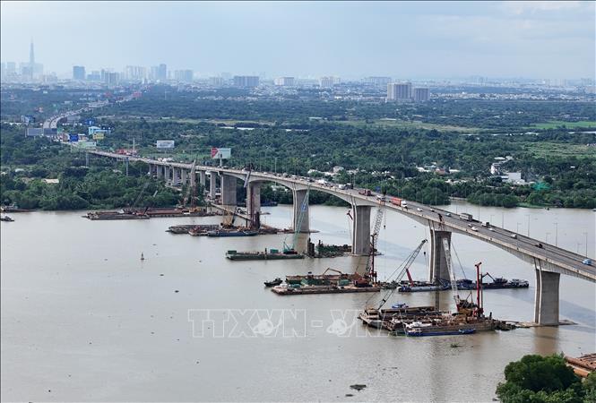 Nhà thầu Đèo Cả đang thi công cây cầu mới chạy song song với cầu Long Thành trên tuyến cao tốc Thành phố Hồ Chí Minh - Long Thành. Ảnh: Hồng Đạt - TTXVN
