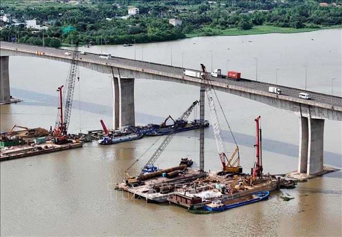 Hiện, khoảng 300 nhân công, 160 đầu máy thiết bị và 16 mũi thi công gói thầu XL01 dự án mở rộng cao tốc Thành phố Hồ Chí Minh - Long Thành. Ảnh: Hồng Đạt - TTXVN