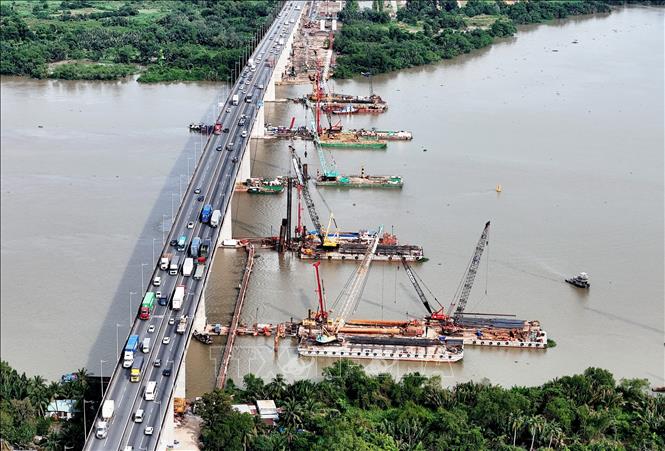 Nhà thầu Đèo Cả đang thi công cây cầu mới chạy song song với cầu Long Thành trên tuyến cao tốc Thành phố Hồ Chí Minh - Long Thành. Ảnh: Hồng Đạt - TTXVN