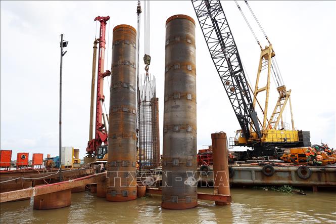 Hạ lồng thép cọc khoan nhồi trên sông Đồng Nai. Ảnh: Hồng Đạt - TTXVN
