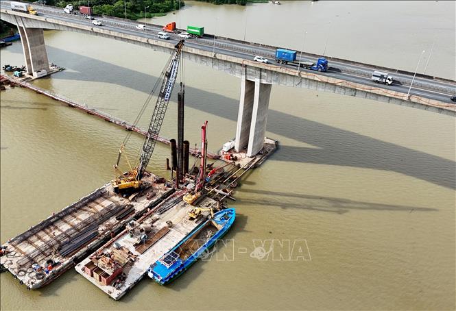 Hạ lồng thép cọc khoan nhồi trên sông Đồng Nai. Ảnh: Hồng Đạt - TTXVN
