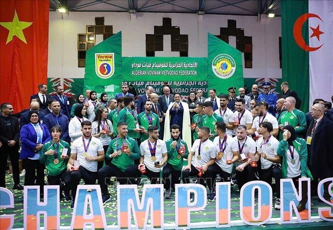 Thủ tướng Phạm Minh Chính với các VĐV Đội tuyển quốc gia Vovinam Algeria và Liên đoàn Vovinam tại Algeria. Ảnh: Dương Giang-TTXVN