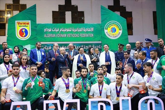 Thủ tướng Phạm Minh Chính với các VĐV Đội tuyển quốc gia Vovinam Algeria và Liên đoàn Vovinam tại Algeria. Ảnh: Dương Giang-TTXVN