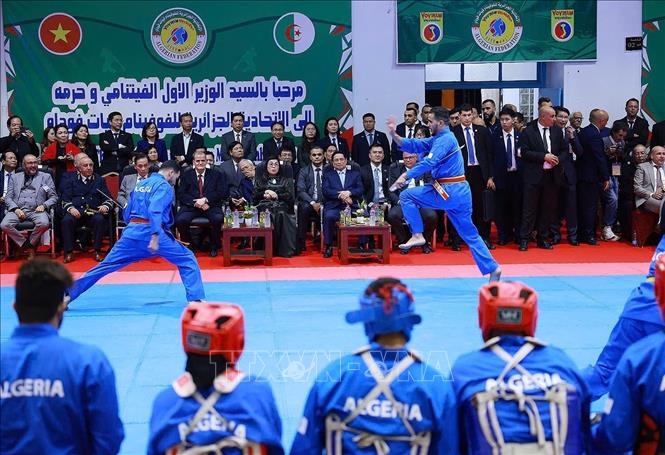 Thủ tướng Phạm Minh Chính và Phu nhân xem màn biểu diễn của Đội tuyển quốc gia Vovinam Algeria và các vận động viên của Liên đoàn Vovinam tại Algeria. Ảnh: Dương Giang-TTXVN 