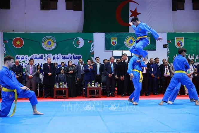 Thủ tướng Phạm Minh Chính và Phu nhân xem màn biểu diễn của Đội tuyển quốc gia Vovinam Algeria và các vận động viên của Liên đoàn Vovinam tại Algeria. Ảnh: Dương Giang-TTXVN 