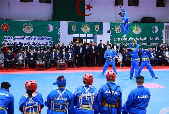 Thủ tướng Phạm Minh Chính và Phu nhân xem màn biểu diễn của Đội tuyển quốc gia Vovinam Algeria và các vận động viên của Liên đoàn Vovinam tại Algeria. Ảnh: Dương Giang-TTXVN 