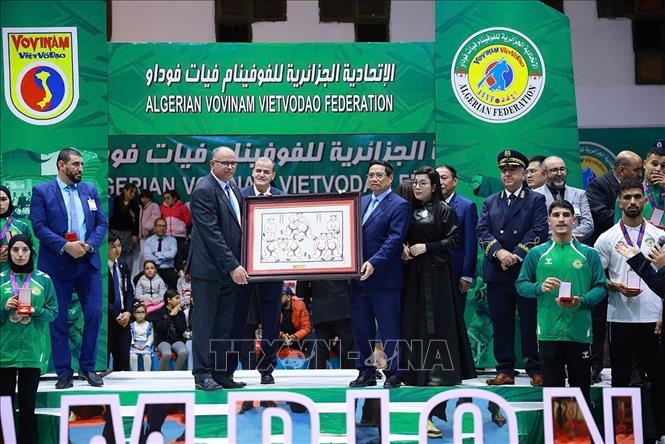 Thủ tướng Phạm Minh Chính tặng quà lưu niệm cho Liên đoàn Vovinam Algeria. Ảnh: Dương Giang-TTXVN