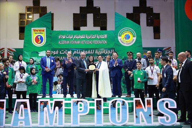 Lãnh đạo Liên đoàn Vovinam Algeria tặng quà lưu niệm cho Thủ tướng Phạm Minh Chính. Ảnh: Dương Giang-TTXVN 
