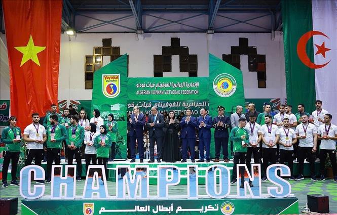 Thủ tướng Phạm Minh Chính tặng quà lưu niệm cho các VĐV Đội tuyển quốc gia Vovinam Algeria và Liên đoàn Vovinam tại Algeria. Ảnh: Dương Giang-TTXVN