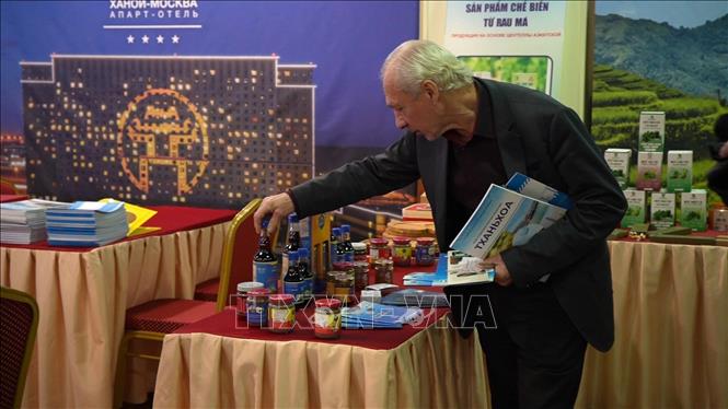 Đại biểu Nga tìm hiểu sản phẩm của tỉnh Thanh Hóa. Ảnh: Trần Hải - PV TTXVN tại Nga