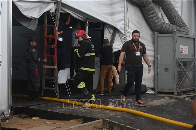 Lực lượng cứu hỏa làm nhiệm vụ tại hiện trường vụ cháy khu triển lãm, nơi diễn ra hội nghị COP30 ở Belem, Brazil, ngày 20/11/2025. Ảnh: THX/TTXVN