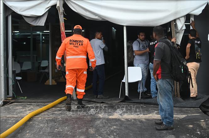 Lực lượng cứu hỏa làm nhiệm vụ tại hiện trường vụ cháy khu triển lãm, nơi diễn ra hội nghị COP30 ở Belem, Brazil, ngày 20/11/2025. Ảnh: THX/TTXVN