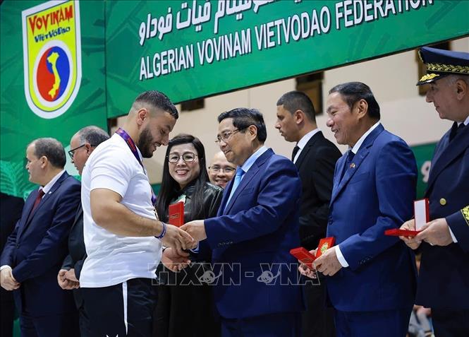 Prime Minister Pham Minh Chinh presents gifts to athletes of the Algerian Vovinam – Viet Vo Dao Federation. VNA Photo: Dương Giang