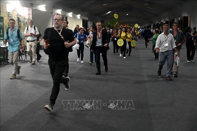 Các đại biểu tham dự hội nghị COP30 sơ tán sau khi xảy ra vụ hỏa hoạn tại khu triển lãm, ở Belem, Brazil, ngày 20/11/2025. Ảnh: THX/TTXVN