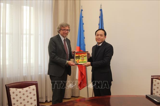 Đồng chí Nguyễn Thanh Hải tặng quà lưu niệm cho ông Franek Michal, Vụ trưởng Vụ Xây dựng luật phòng chống tham nhũng CH Séc. Ảnh: Việt Thắng - PV TTXVN tại Séc