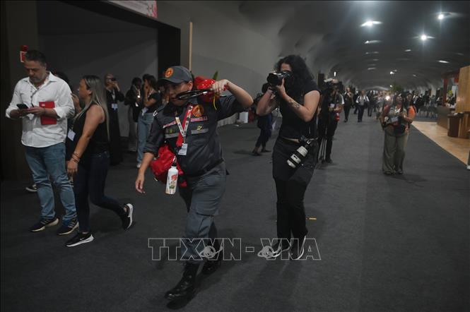 Các đại biểu tham dự hội nghị COP30 sơ tán sau khi xảy ra vụ hỏa hoạn tại khu triển lãm, ở Belem, Brazil, ngày 20/11/2025. Ảnh: THX/TTXVN