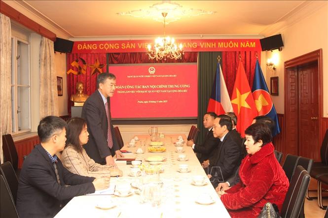 Đại sứ Việt Nam tại CH Séc Dương Hoài Nam phát biểu tại buổi làm việc. Ảnh: Việt Thắng - PV TTXVN tại Séc