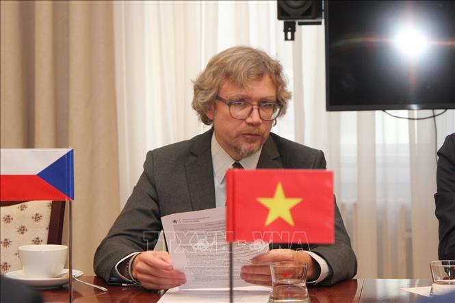 Ông Franek Michal, Vụ trưởng Vụ Xây dựng luật phòng chống tham nhũng CH Séc phát biểu tại buổi làm việc. Ảnh: Việt Thắng - PV TTXVN tại Séc