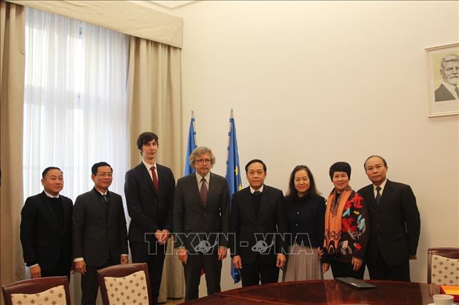 Đoàn công tác của Ban Nội chính Trung ương chụp ảnh lưu niệm cùng đại diện Bộ Tư pháp CH Séc. Ảnh: Việt Thắng - PV TTXVN tại Séc