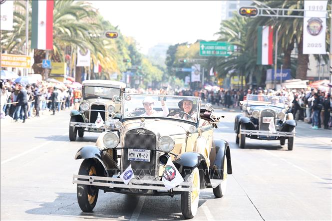 Đoàn xe cổ tái hiện hình ảnh đường phố Mexico City trong những tháng ngày Cách mạng hơn 1 thế kỷ trước. Ảnh: Phi Hùng - PV TTXVN tại Mexico