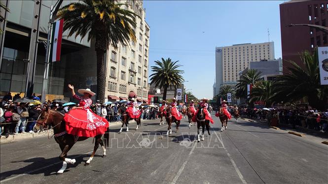 Diễu hành kỷ niệm 115 năm Cách mạng Mexico. Ảnh: Phi Hùng - PV TTXVN tại Mexico