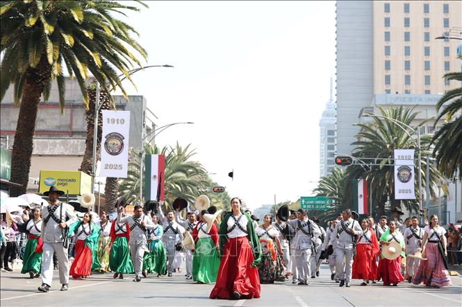 Đoàn diễu hành mô phỏng không khí đấu tranh của các tầng lớp xã hội trong cuộc Cách mạng Mexico năm 1910. Ảnh: Phi Hùng - PV TTXVN tại Mexico