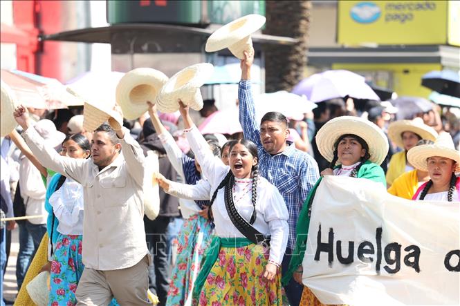 Đoàn diễu hành mô phỏng không khí đấu tranh của các tầng lớp xã hội trong cuộc cách mạng Mexico năm 1910. Ảnh: Phi Hùng - PV TTXVN tại Mexico