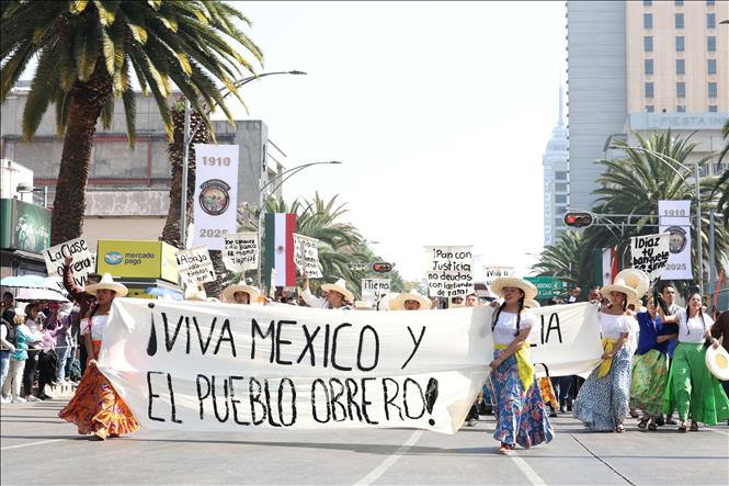 Diễu hành mô phỏng không khí đấu tranh của các tầng lớp xã hội trong cuộc cách mạng Mexico năm 1910. Ảnh: Phi Hùng - PV TTXVN tại Mexico