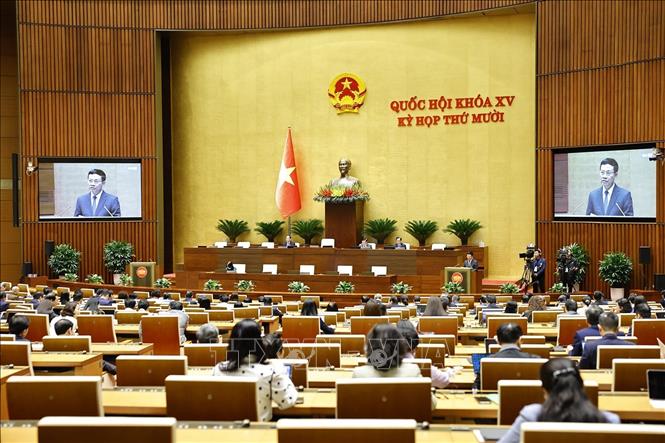 Bộ trưởng Bộ Khoa học và Công nghệ Nguyễn Mạnh Hùng, thừa uỷ quyền của Thủ tướng Chính phủ trình bày Tờ trình dự án Luật Trí tuệ nhân tạo. Ảnh: Doãn Tấn - TTXVN