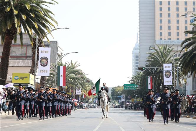 Đoàn diễu hành mô phỏng trang phục của lực lượng Cách mạng Mexico giai đoạn đầu thế kỷ 20. Ảnh: Phi Hùng - PV TTXVN tại Mexico