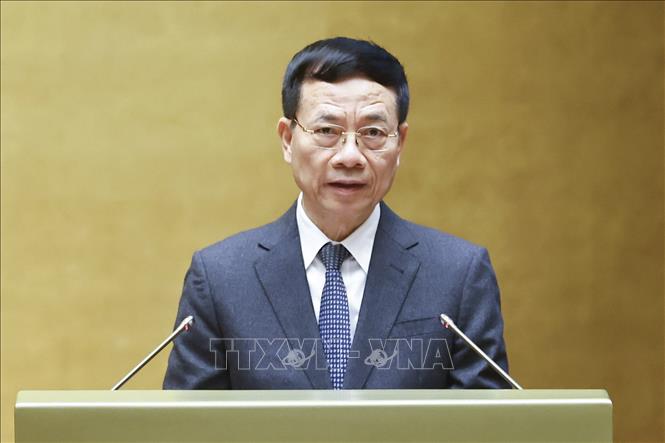 Bộ trưởng Bộ Khoa học và Công nghệ Nguyễn Mạnh Hùng, thừa uỷ quyền của Thủ tướng Chính phủ trình bày Tờ trình dự án Luật Trí tuệ nhân tạo. Ảnh: Doãn Tấn - TTXVN