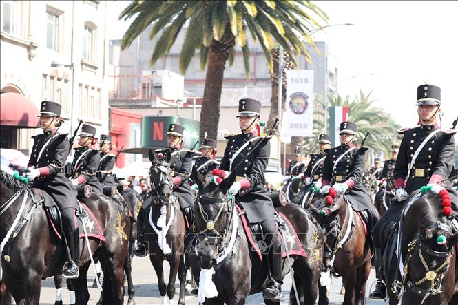 Đoàn diễu hành mô phỏng trang phục của lực lượng Cách mạng Mexico giai đoạn đầu thế kỷ 20. Ảnh: Phi Hùng - PV TTXVN tại Mexico