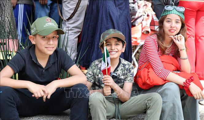 Người dân Mexico hào hứng xem diễu hành. Ảnh: Phi Hùng - PV TTXVN tại Mexico