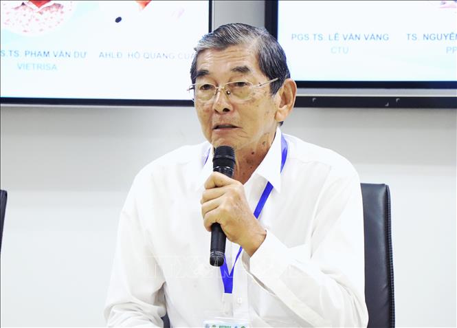 Anh hùng Lao động Hồ Quang Cua chia sẻ kỹ thuật sản xuất lúa, gạo ST25 an toàn. Ảnh: Thu Hiền – TTXVN