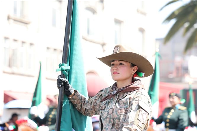 Một nữ kỵ binh thuộc biên chế Bộ Quốc phòng Mexico tham gia diễu hành. Ảnh: Phi Hùng - PV TTXVN tại Mexico