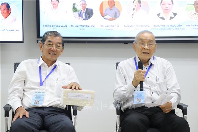 Giáo sư Nguyễn Thơ, Hội Khoa học kỹ thuật Bảo vệ thực vật Việt Nam (phải) nhận định gạo Ông Cua ST25 đạt giải Nhất cuộc thi “Gạo ngon nhất thế giới” năm 2025 nhờ áp dụng chế phẩm sinh học tốt trong canh tác lúa. Ảnh: Thu Hiền – TTXVN