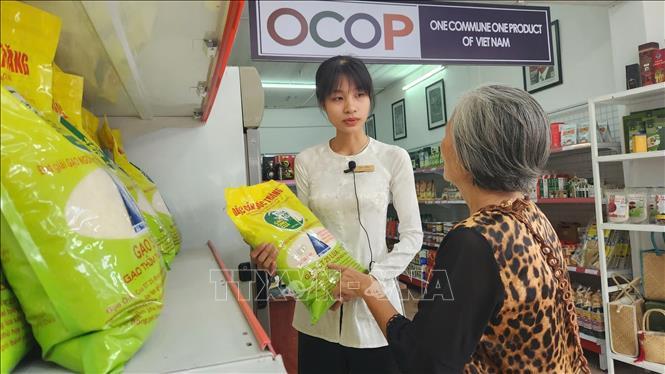 Khách hàng mua “Gạo Ông Cua ST25” tại cửa hàng Nông sản Đồng bằng sông Cửu Long, thành phố Cần Thơ. Ảnh: Thu Hiền – TTXVN