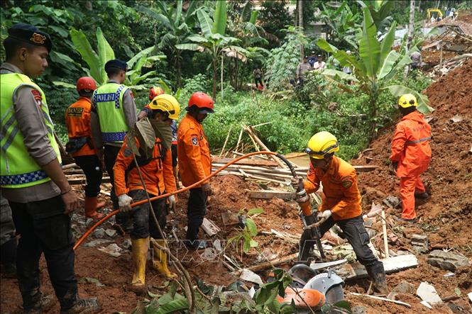 Ngày 17/11/2025, chính quyền Indonesia cho biết các vụ lở đất do mưa lớn gây ra tại hai khu vực thuộc tỉnh Trung Java vào tuần trước đã làm ít nhất 18 người thiệt mạng. Ảnh: THX/TTXVN