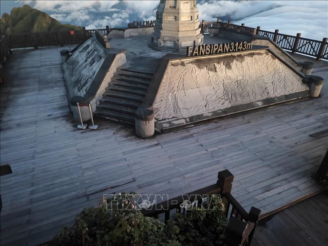 Sương muối phủ một lớp trắng mỏng trên sàn gỗ đỉnh Fansipan, nơi khách du lịch thường ngắm mây. Ảnh: TTXVN phát 