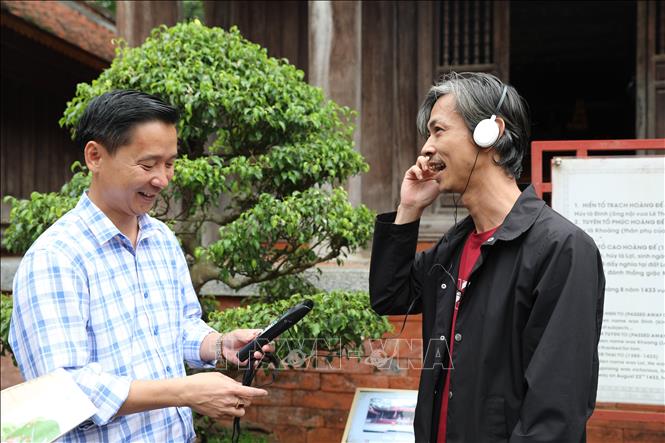 Du khách sử dụng hệ thống thuyết minh tự động (Audio guide) để tìm hiểu về một điểm di tích. Ảnh: Việt Hoàng - TTXVN