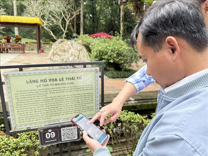 Chỉ cần một cú chạm trên điện thoại thông minh, quét mã QR, du khách được tiếp cận với 18 điểm thuyết minh, đa ngôn ngữ (Việt - Anh) khi tham quan, tìm hiểu về di tích. Ảnh: Việt Hoàng - TTXVN