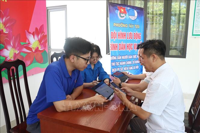 Lực lượng đoàn thanh niên cơ sở tích cực hỗ trợ người dân thực hiện 