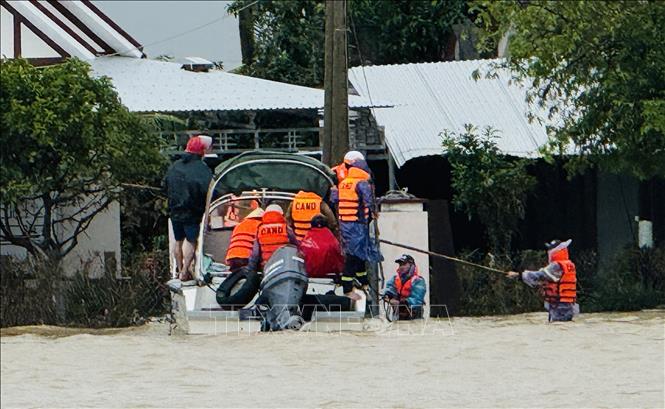 Lực lượng chức năng tiếp cận người dân ở xã Hoà Thịnh (Đắk Lắk), địa phương bị ngập trong nước lũ nhiều ngày qua. Ảnh: Tường Quân - TTXVN