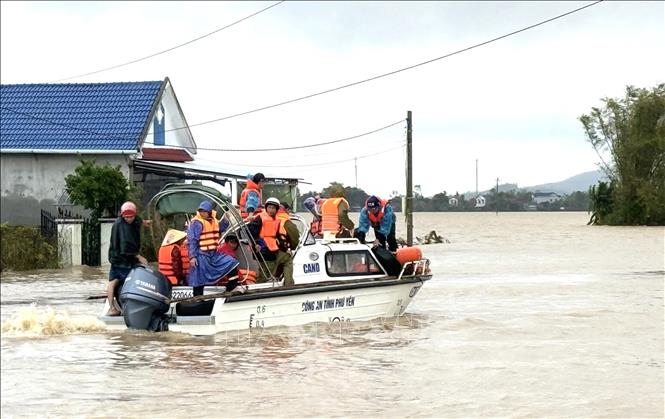 Ca nô di chuyển vào vùng ngập nặng tại xã Hoà Thịnh, tỉnh Đắk Lắk để giải cứu người dân. Ảnh: Tường Quân - TTXVN